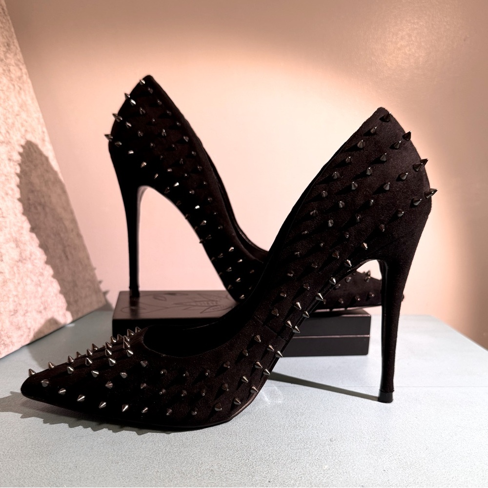 Steve Madden - Daisie-S Black Suede Studded Pumps - Women’s US 7